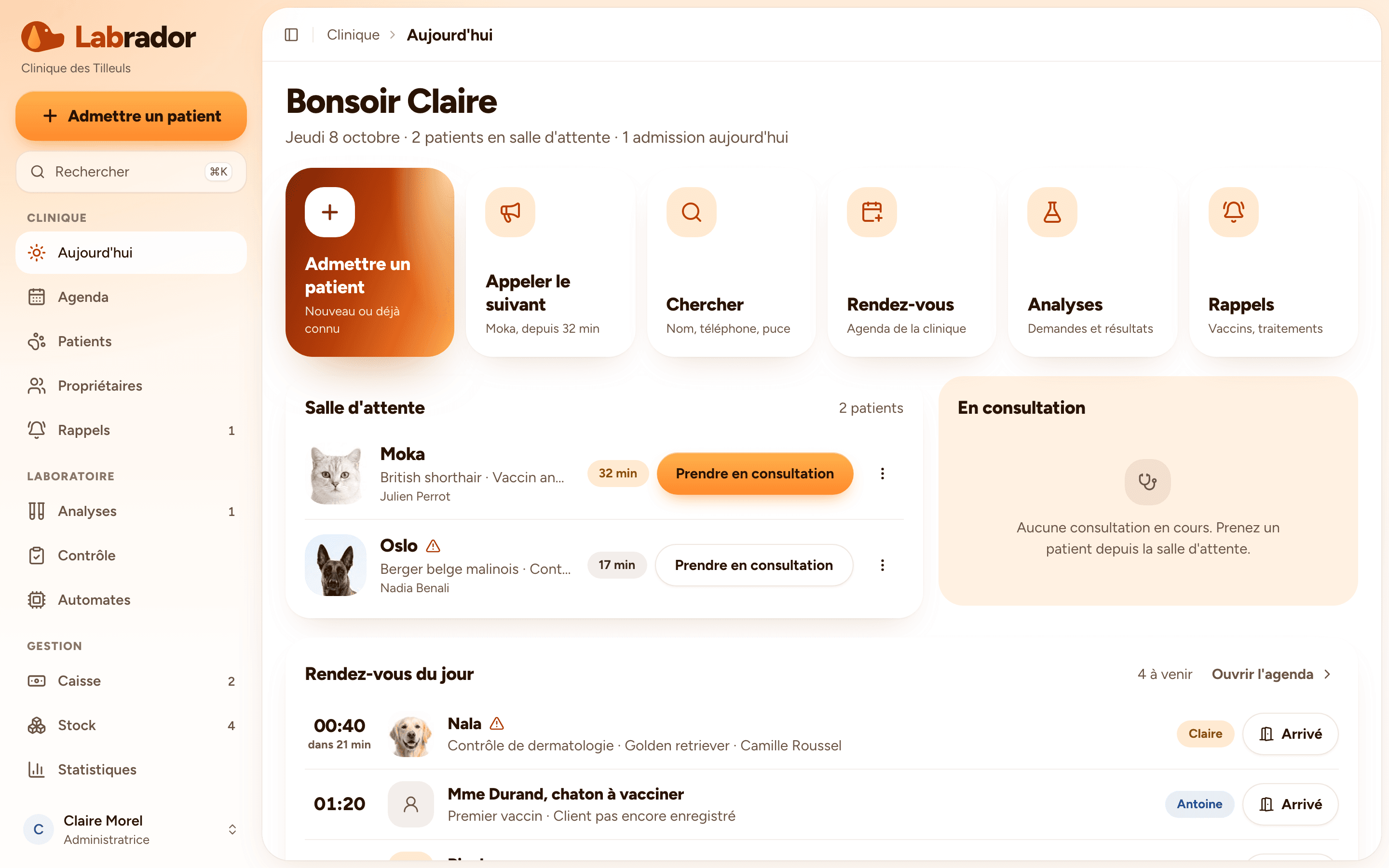 La recepción del día: sala de espera, consultas en curso y acciones habituales.